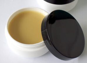 Unguento medicinale a base di erbe per il trattamento del piede d'atleta